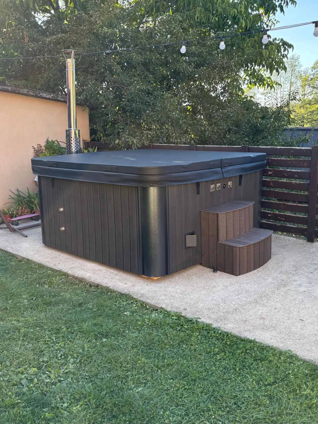 Jacuzzi de 8 persoane în grădina pensiunii Edant House, seara, sub luminițe